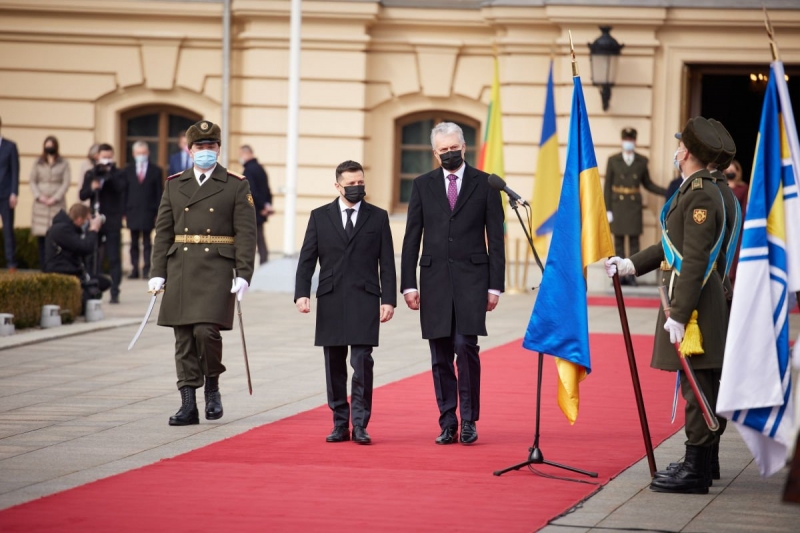 Президент Литвы Науседа выкрикнул "Слава Украине!" в центре Киева после встречи с Зеленским – первые кадры