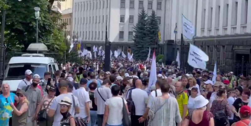 Противники сноса МАФов в Киеве пришли протестовать на Банковую (видео)