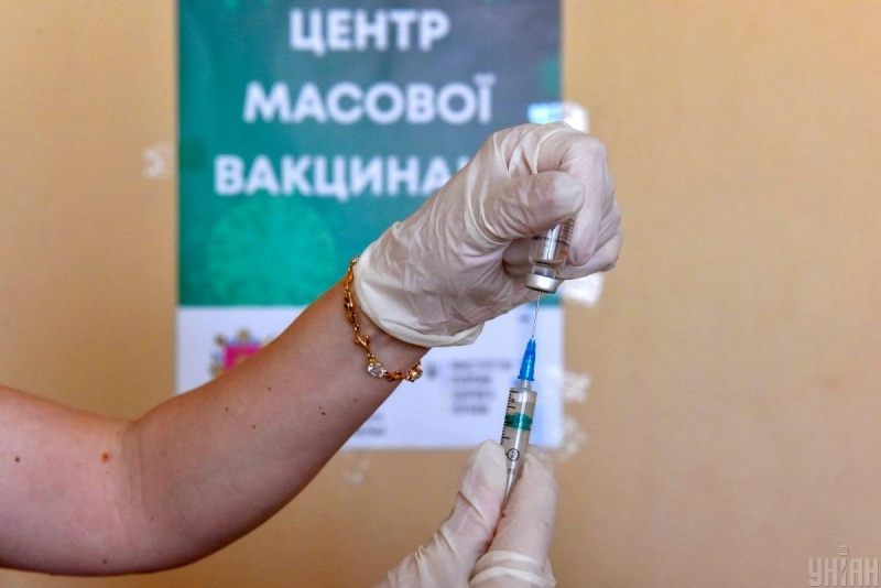 Врач-инфекционист призвал штрафовать украинцев за отказ от вакцинации