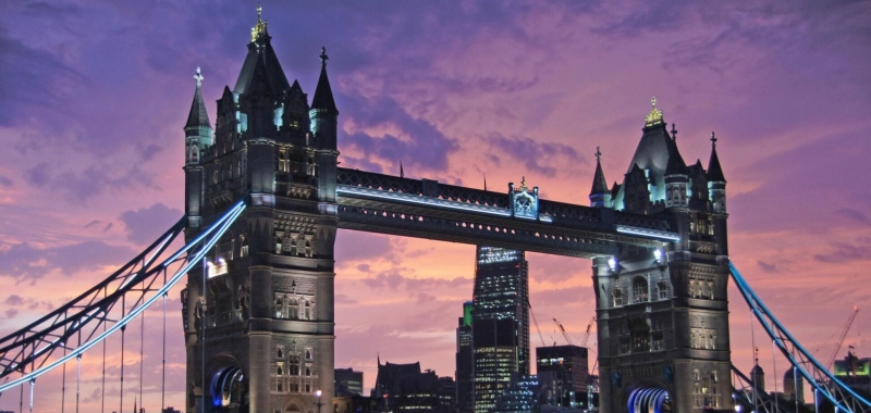 В Лондоне сломался знаменитый Тауэрский мост. Видео
