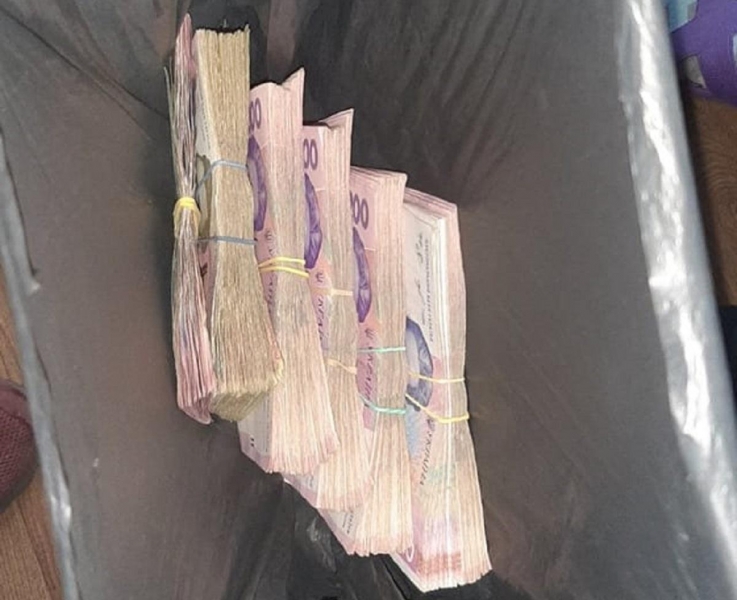 В Бердянске возле мусорного бака нашли пакет с сотней тысяч гривень