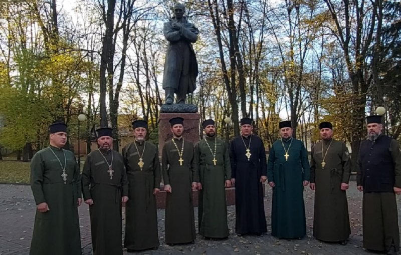 "Батько наш Бандера": на Львовщине к патриотическому флешмобу присоединились священники и студенты (видео)