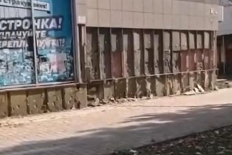 В Донецке "муравьи" разбирают пустующие здания, но открыт памятник "Мотороле" (фото, видео)