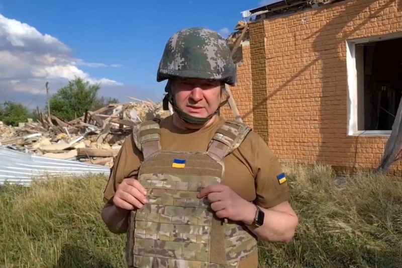"Это с вашего благословения", - Порошенко обратился к Гундяеву на фоне церкви, разрушенной армией РФ