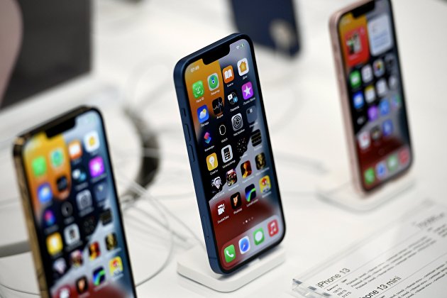 Цены на ряд моделей iPhone 13 у официального дилера в России упали на 10%