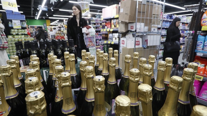 Названы средние траты россиян на шампанское и игристые вина