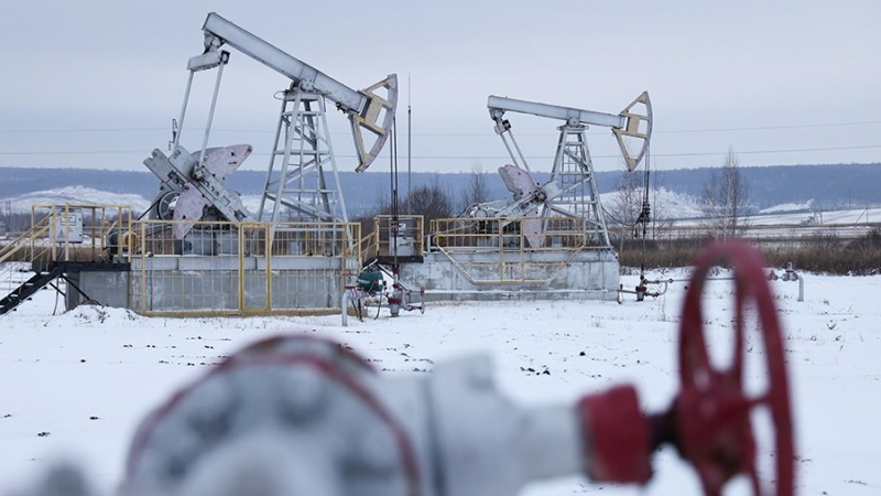 Песков не стал комментировать предварительное решение ЕС по потолку цен на нефть РФ