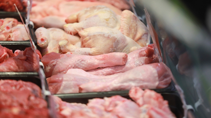 Путин попросил Патрушева доложить о причинах роста цен на мясо курицы