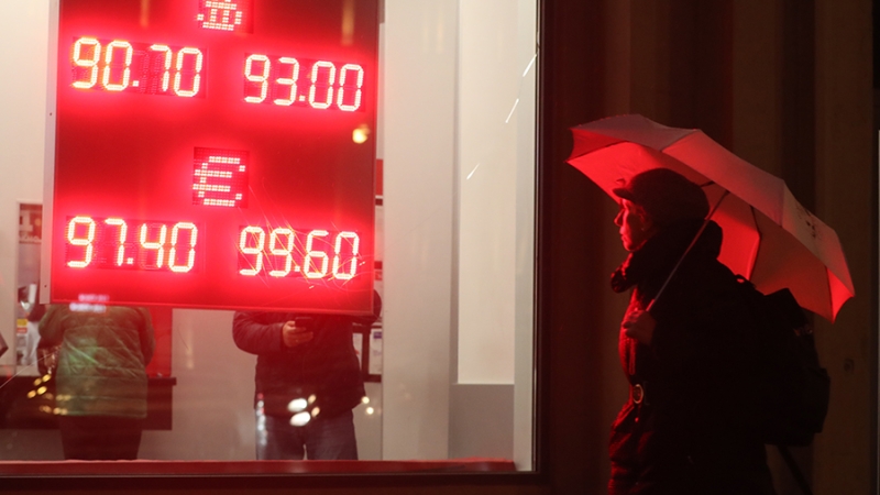 Курс доллара на Мосбирже поднялся выше 90 рублей впервые с 20 ноября