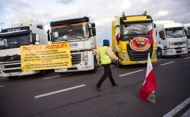 "Их очень много", – польские протестующие заблокировали автобусы на границе