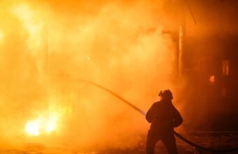 Атака дронов РФ – в Луцке горят продуктовые склады, нет света